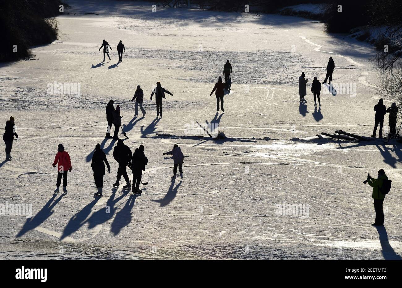 Prague, République tchèque. 13 février 2021. Les gens patinent sur une rivière Berounka gelée à Prague, République tchèque, le samedi 13 février 2021. Credit: Michaela Rihova/CTK photo/Alay Live News Banque D'Images