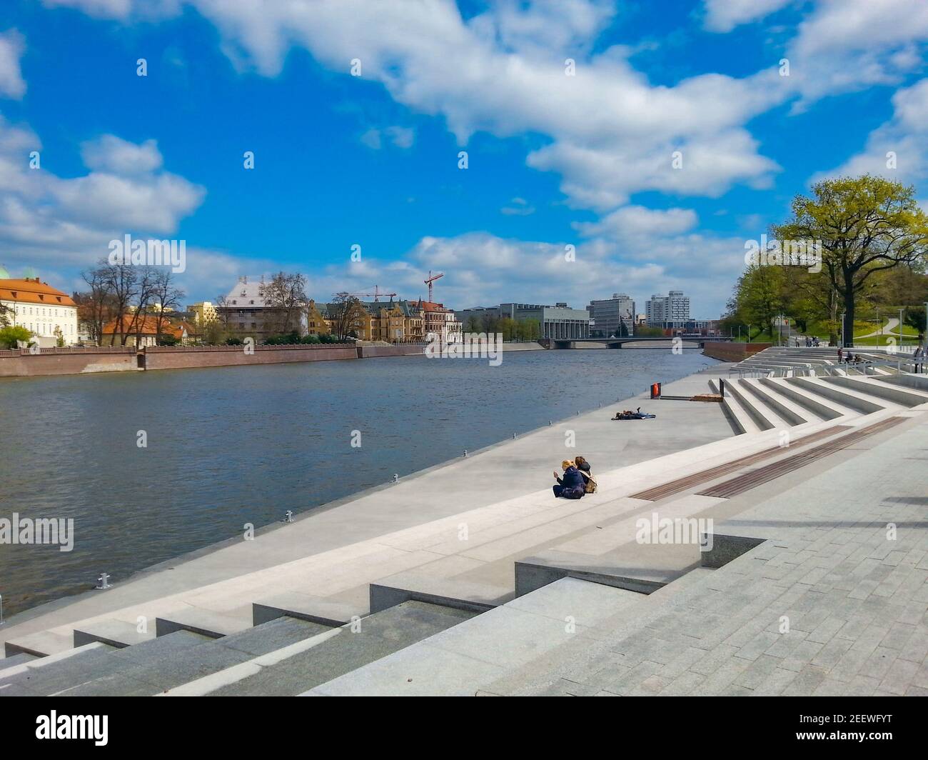 Boulevard dans la ville de Wroclaw par beau temps nuageux Banque D'Images