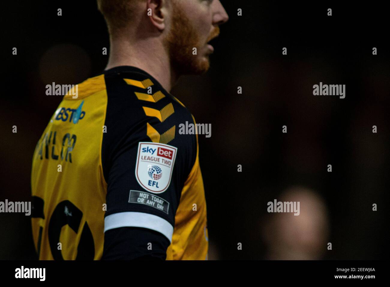 Newport, Royaume-Uni. 16 février 2021. Un message anti racisme est vu sur la manche de Ryan Taylor du maillot du comté de Newport. EFL football League Two Match, Newport County v Exeter City at Rodney Parade, Newport, pays de Galles, le mardi 16 février 2021. Cette image ne peut être utilisée qu'à des fins éditoriales. Utilisation éditoriale uniquement, licence requise pour une utilisation commerciale. Aucune utilisation dans les Paris, les jeux ou les publications d'un seul club/ligue/joueur. photo de Lewis Mitchell/Andrew Orchard sports Photography/Alamy Live News crédit: Andrew Orchard sports Photography/Alamy Live News Banque D'Images