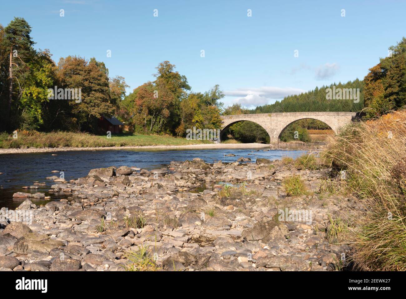 Le pont Potaarch au-dessus de la rivière Dee dans Aberdeenshire on Un jour d'automne ensoleillé vu de la Riverbank Banque D'Images