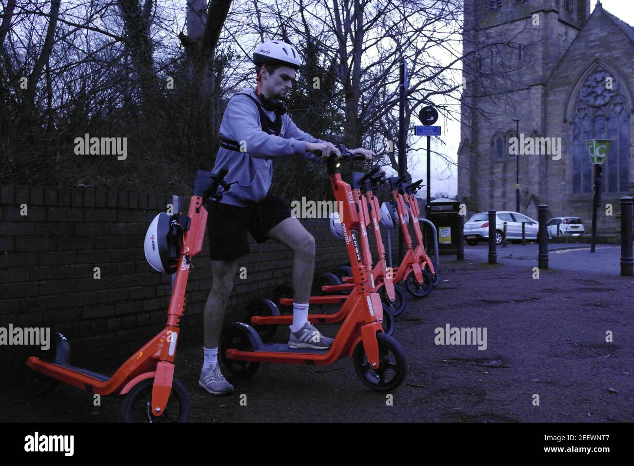 Newcastle upon Tyne, Royaume-Uni, 16 février 2021, Neurone e-scooters pour commencer des essais à Newcastle, Royaume-Uni, 250 des etrottiners orange Neurone a frappé les rues de Newcastle, crédit: David Whinham/Alay Live Banque D'Images