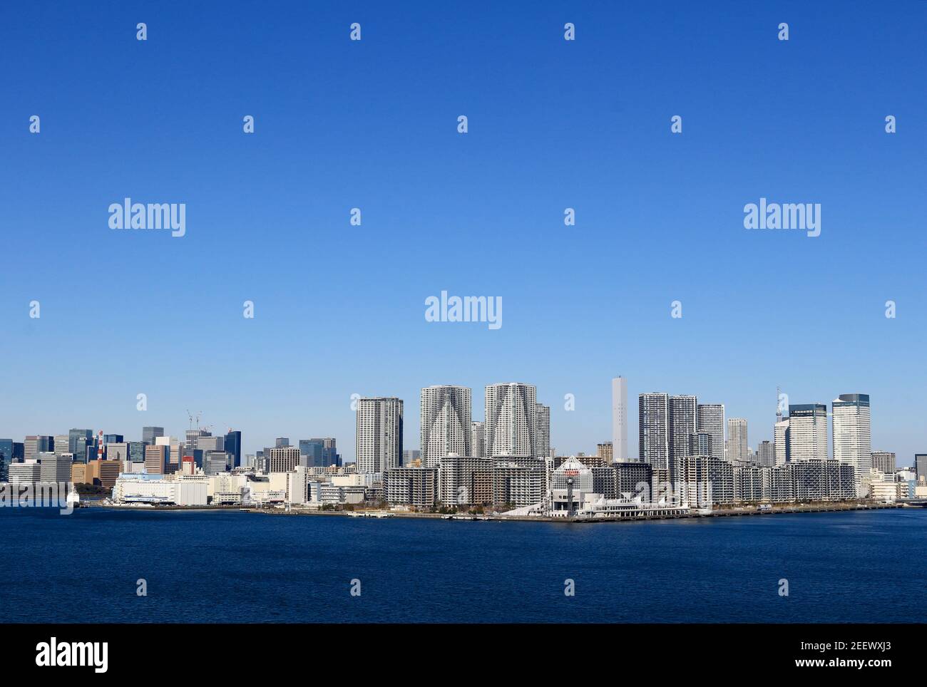 Une vue sur les maisons d'appartements dans la baie bordée de Harumi à Kachidoki, qui peut être vue depuis le pont Rainbow dans la baie de Tokyo Banque D'Images