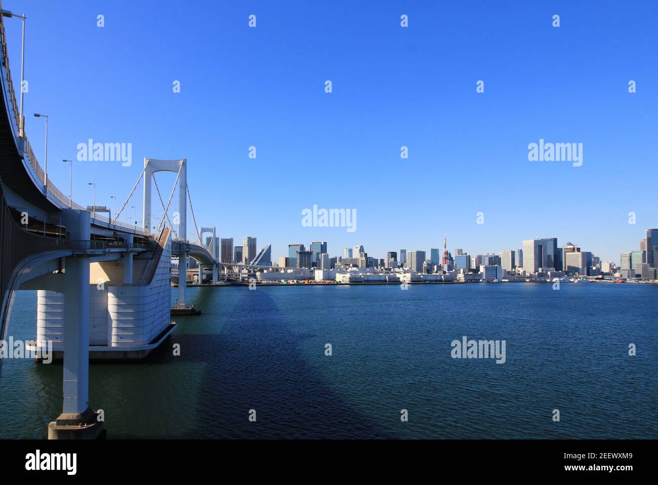 Vue sur le pont Rainbow de la baie de Tokyo et le centre de Tokyo Banque D'Images