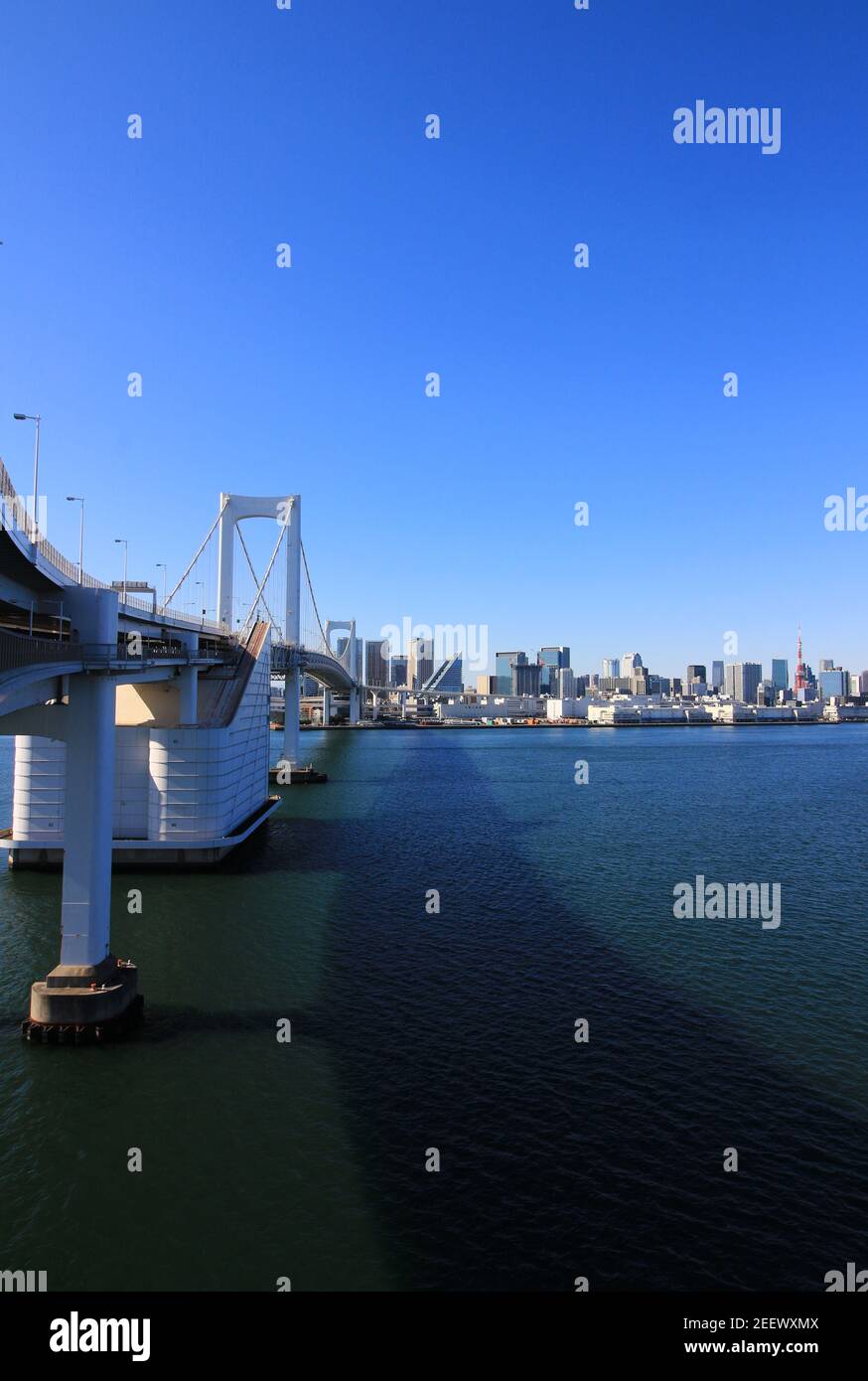 Vue sur le pont Rainbow de la baie de Tokyo et le centre de Tokyo Banque D'Images