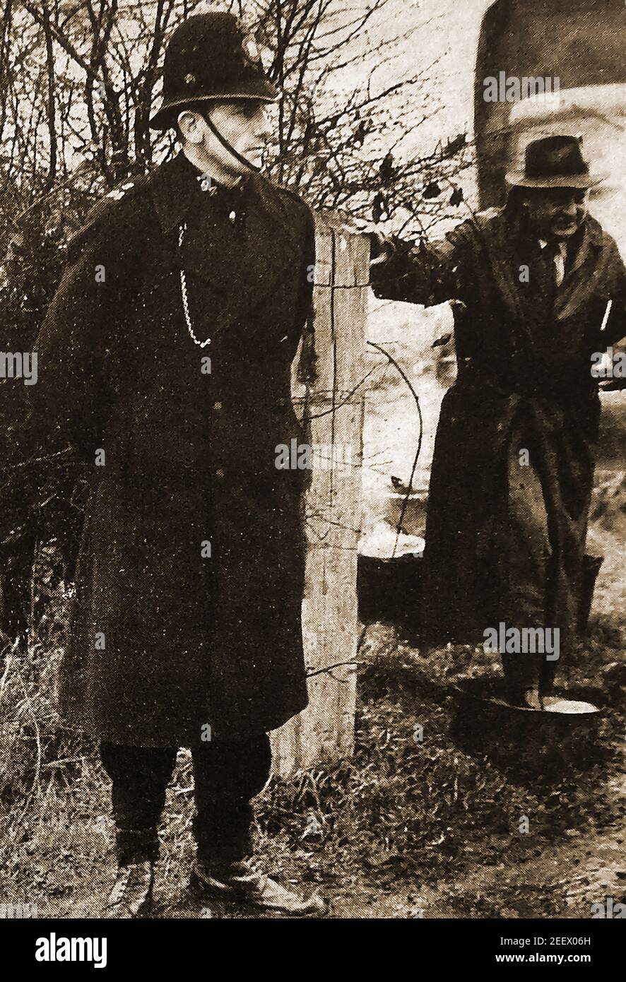 1957 ÉPIDÉMIE DE FIÈVRE APHTEUSE - - une ancienne photographie de presse d'un « Bobby » britannique (policier) et d'un inspecteur du ministère de l'Agriculture (en trempant ses chaussures dans un désinfectant) dans une ferme où la fièvre aphteuse avait récemment éclaté. La maladie avait pris pied dans les fermes britanniques après une grave épidémie dans les années 1920. Des épidémies se sont produites régulièrement au cours des 40 prochaines années. en 1967 et en 2001, d'autres épidémies majeures ont été signalées. Banque D'Images