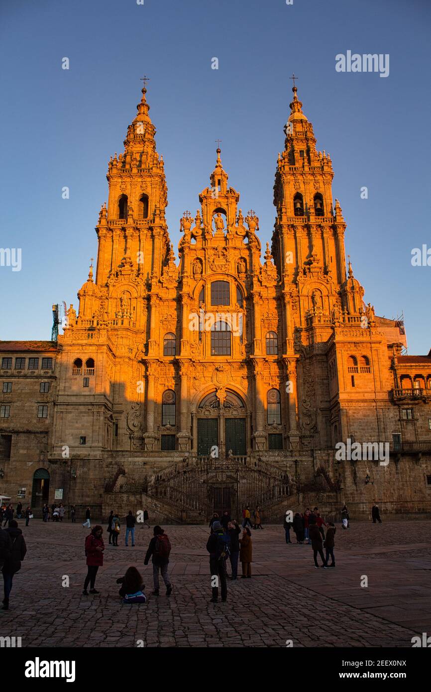 Vue sur la cathédrale de Saint-Jacques-de-Compostelle depuis la place 'Obradoiro'. Photo prise 4 - janvier - 2020 . Des pèlerins et des touristes sont visibles sur la place Banque D'Images