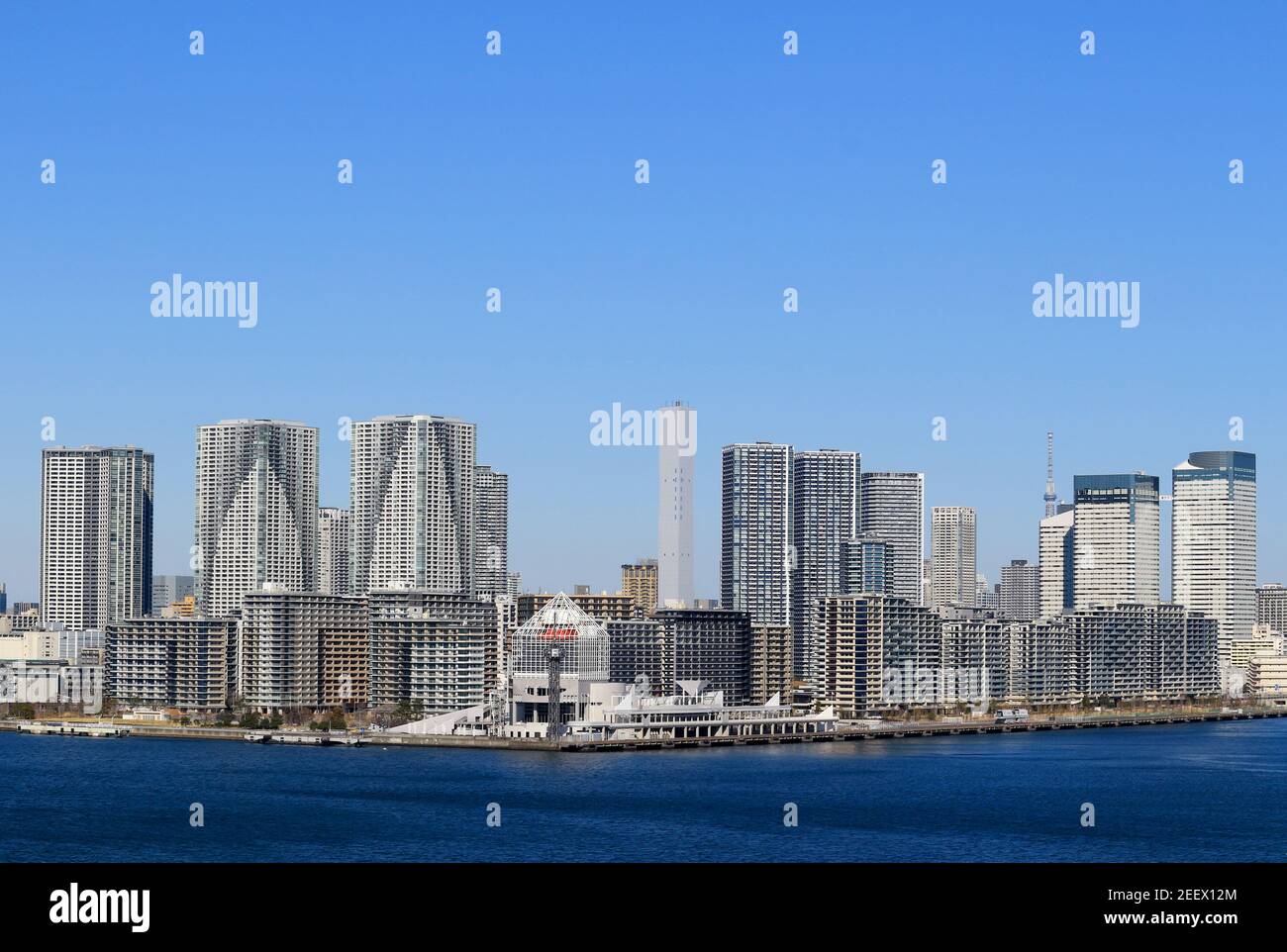 Une vue sur les maisons d'appartements dans la baie bordée de Harumi à Kachidoki, qui peut être vue depuis le pont Rainbow dans la baie de Tokyo Banque D'Images