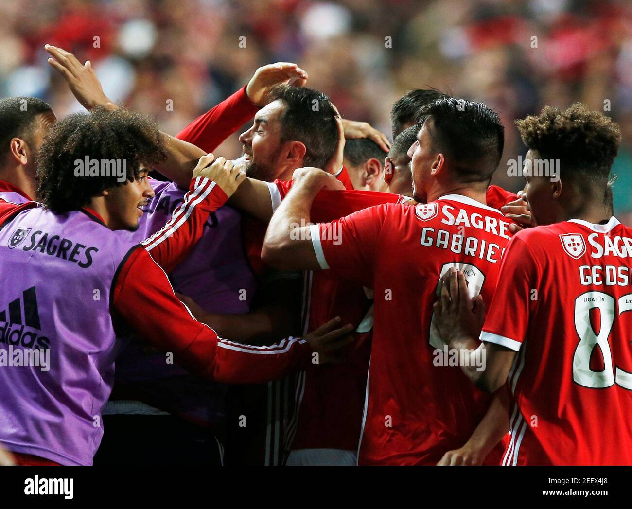 Football football - Primeira Liga - Benfica v Portimonense - Estadio da Luz, Lisbonne, Portugal - 30 octobre 2019 Ruben Dias de Benfica célèbre son deuxième but avec ses coéquipiers REUTERS/Rafael Marchante Banque D'Images