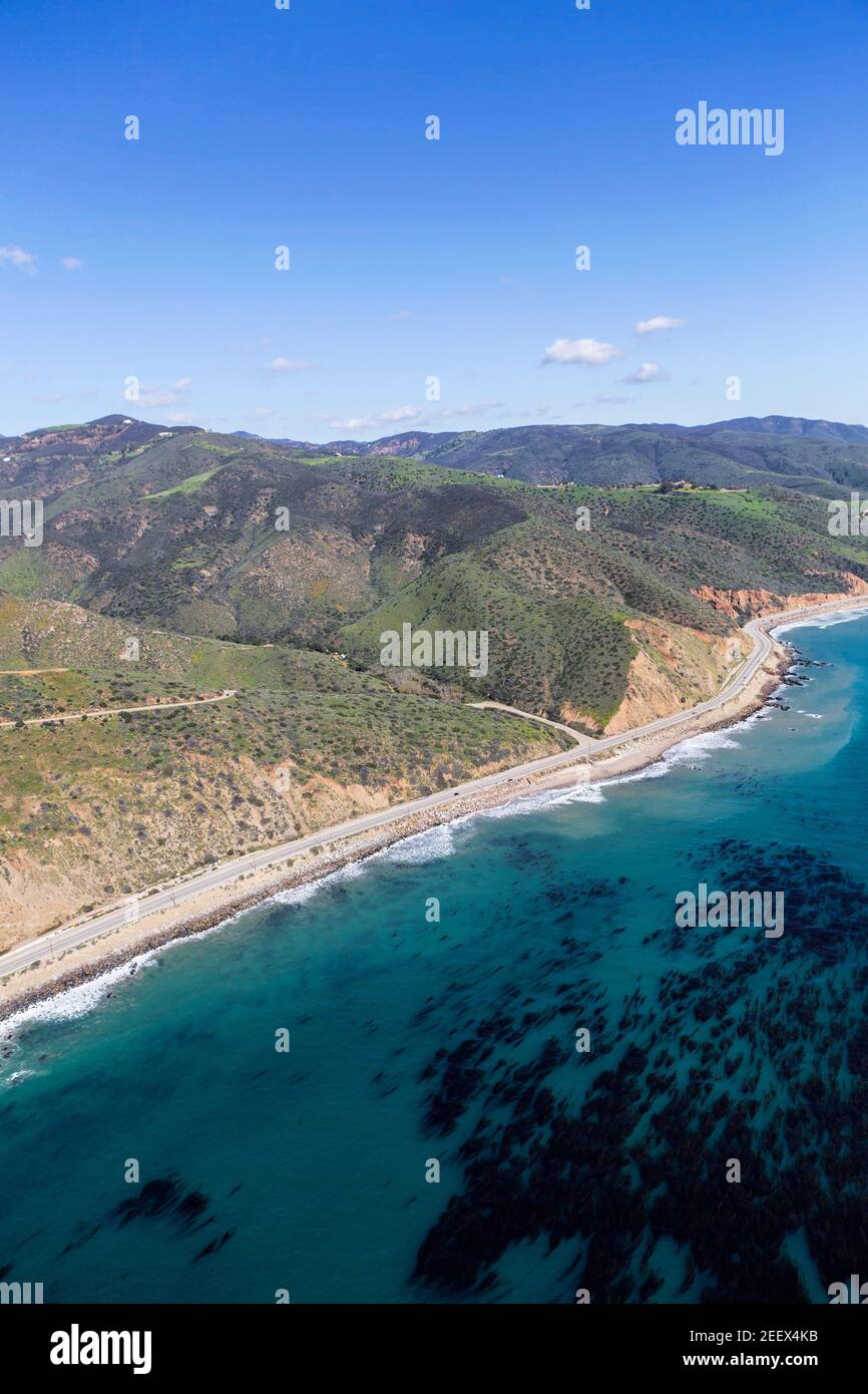 Vue aérienne des montagnes, du varech océanique et de la Pacific Coast Highway au nord de Malibu en Californie du Sud. Banque D'Images