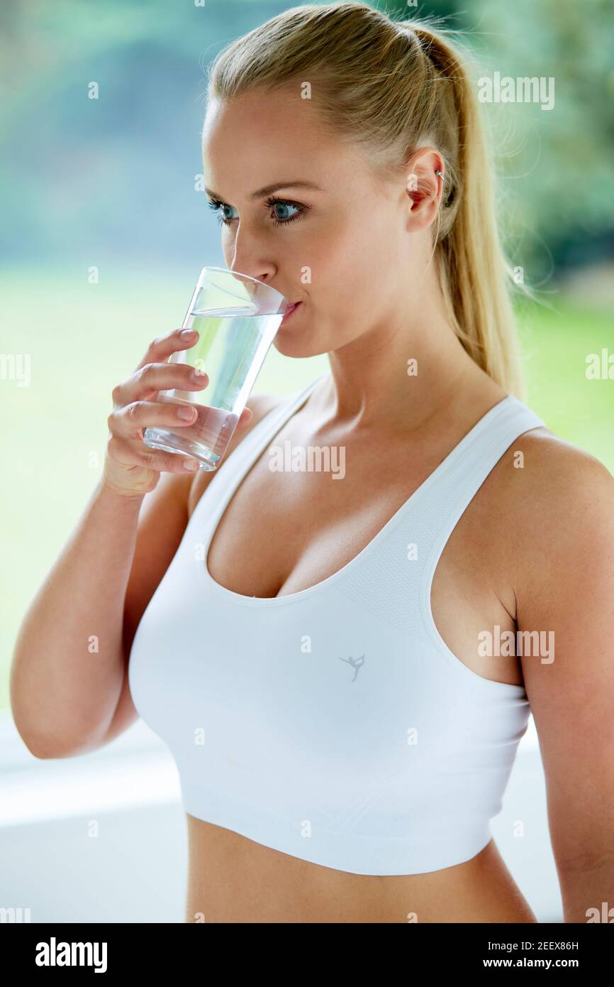 Femme à boire le verre de l'eau Banque D'Images