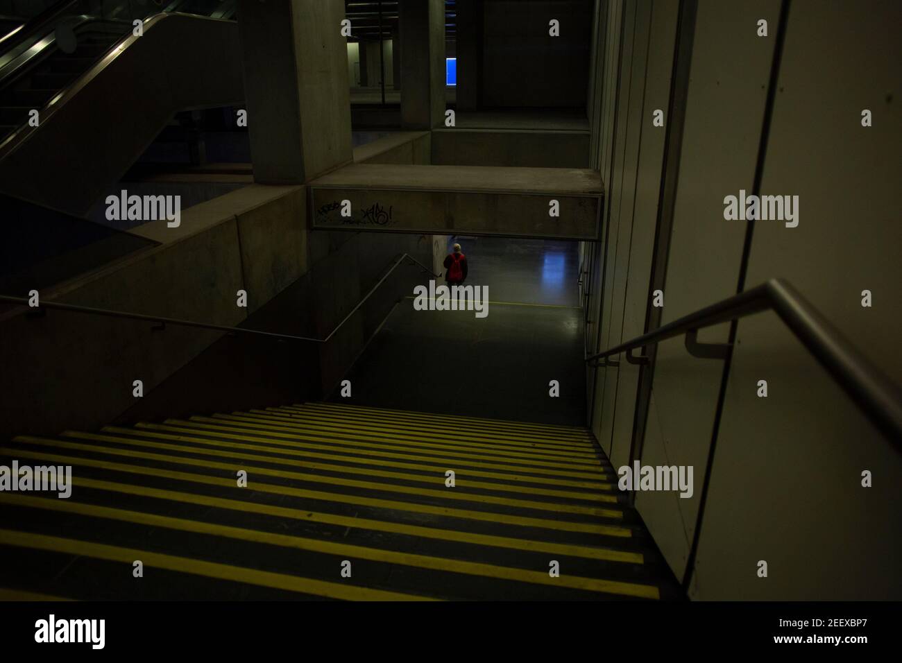 LISBONNE, PORTUGAL - 2 FÉVRIER : une personne qu'on voit marcher à l'intérieur d'une station de métro pour prendre le métro à Lisbonne, le 2 février 2021. La Lisbon Subway Company a enregistré une perte de revenus due à la pandémie de Covid-19 en 2020, ainsi qu'une perte de 50% des passagers. En termes de chiffre d'affaires, la situation n'a pas été aussi dramatique en raison du soutien de l'État, sinon elle serait de l'ordre de 59 millions d'euros. Banque D'Images