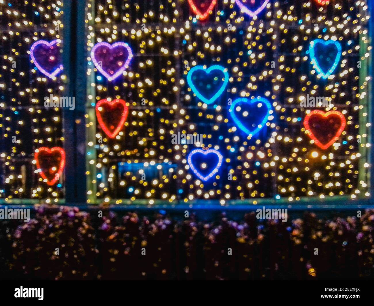 Décorations d'amour colorées hors du foyer la nuit sur le pont À Wroclaw Banque D'Images