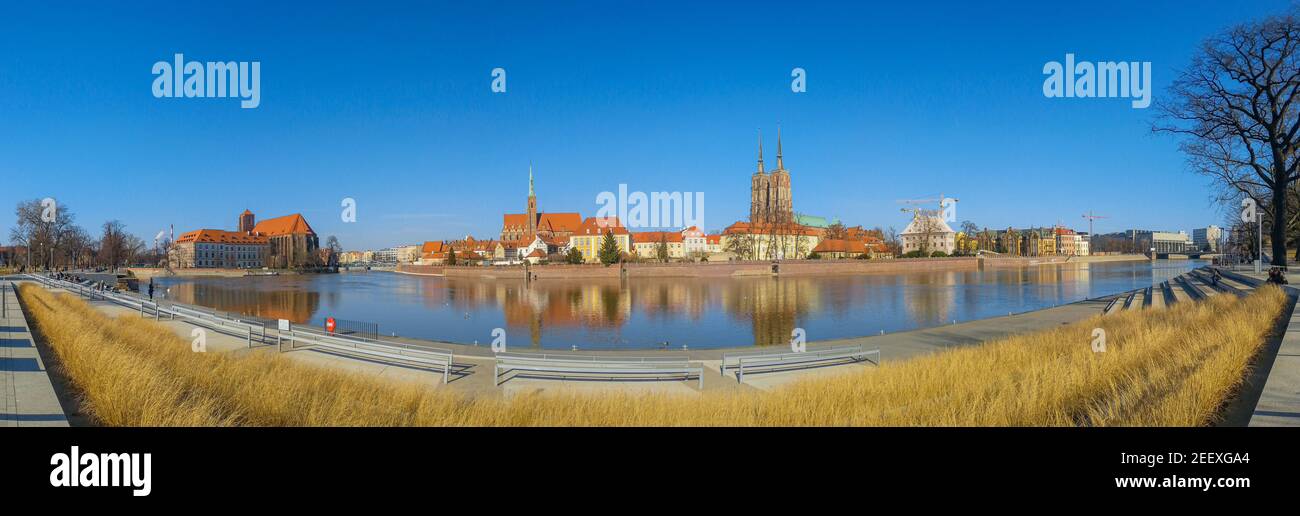 Panorama de la ville de Wroclaw sur la rivière au soleil no jours de nuages Banque D'Images