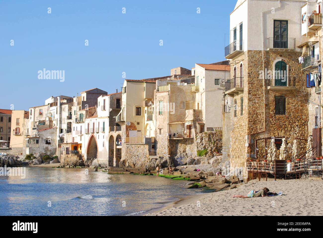 Plage et bord de mer, Cefalu, Province de Palerme, Sicile, Italie Banque D'Images