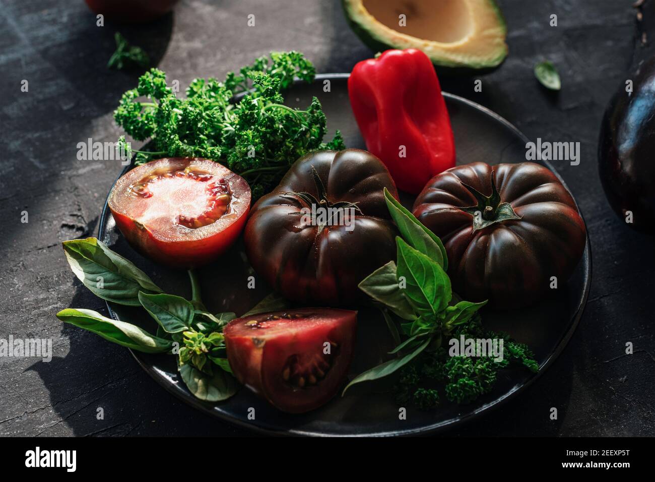 Bio légumes biologiques sur fond noir tableau noir, légumes crus sains concept alimentaire. Faible profondeur de champ. Banque D'Images