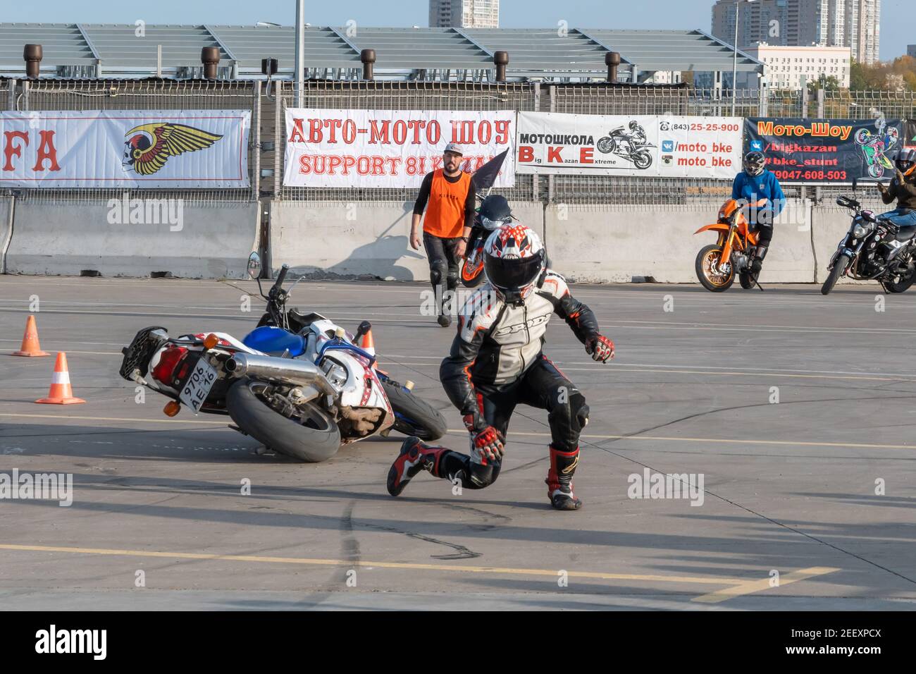 Kazan, Russie-26 septembre 2020 : Gymkhana de moto, chute d'une moto Honda sur une piste de course Banque D'Images