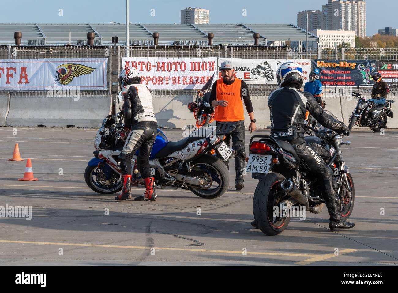 Kazan, Russie-26 septembre 2020 : Gymkhana de moto, course de paire, chute de moto Honda sur piste de course Banque D'Images