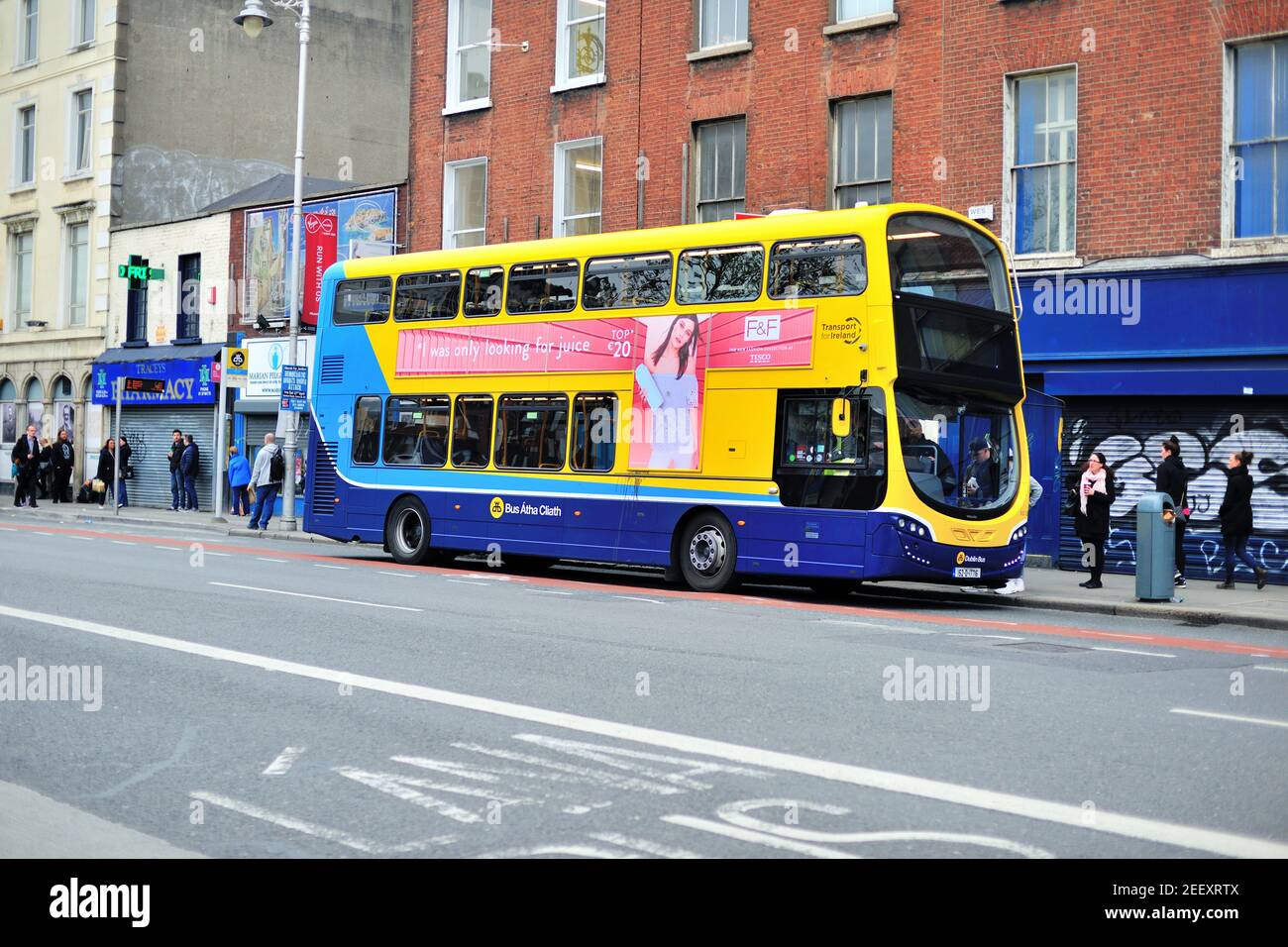 Dublin, Irlande, UN bus à impériale s'arrêtant à un arrêt le long d'une rue du centre-ville à Dublin. Banque D'Images