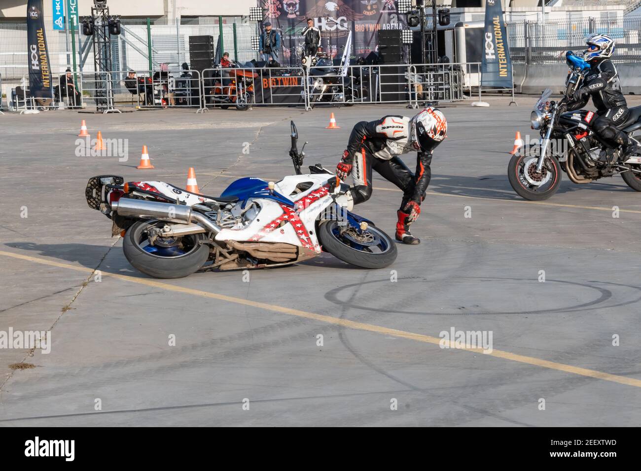 Kazan, Russie-26 septembre 2020 : Gymkhana de moto, chute d'une moto Honda sur une piste de course Banque D'Images