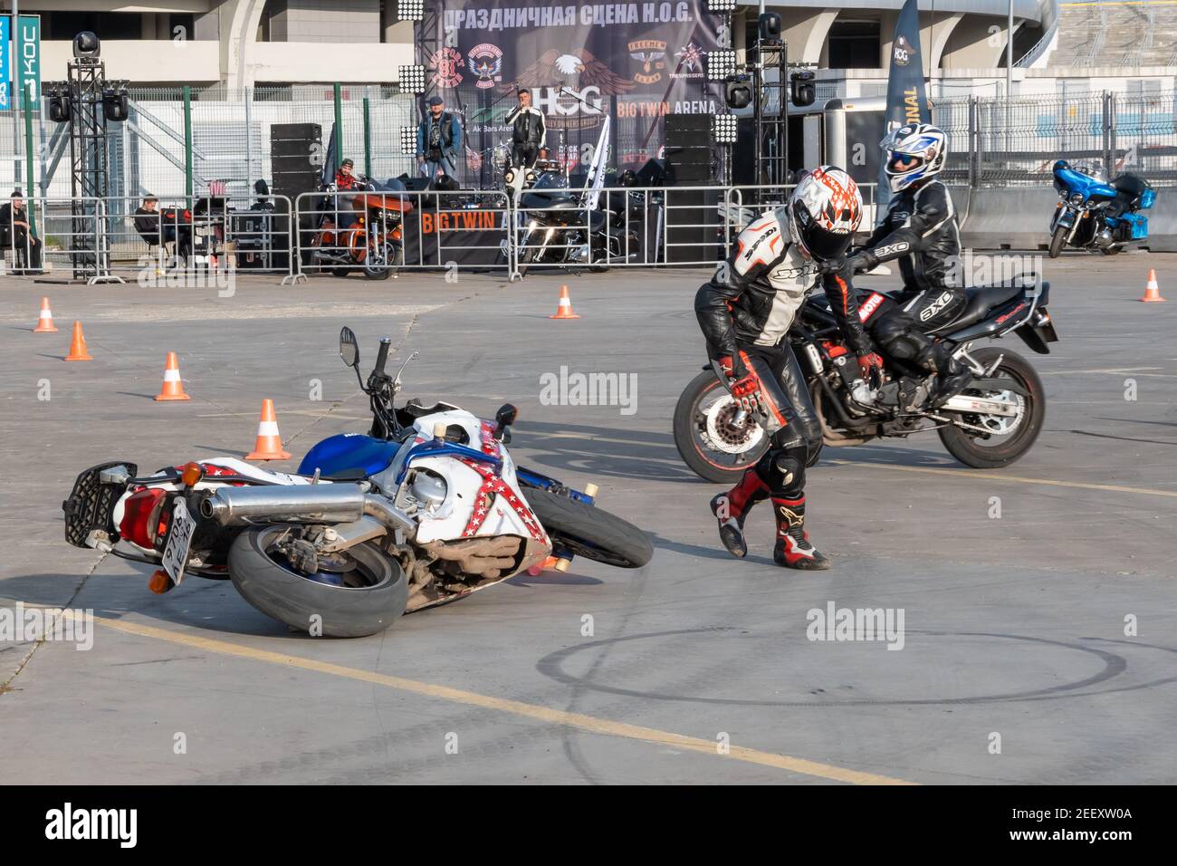 Kazan, Russie-26 septembre 2020 : Gymkhana de moto, chute d'une moto Honda sur une piste de course Banque D'Images