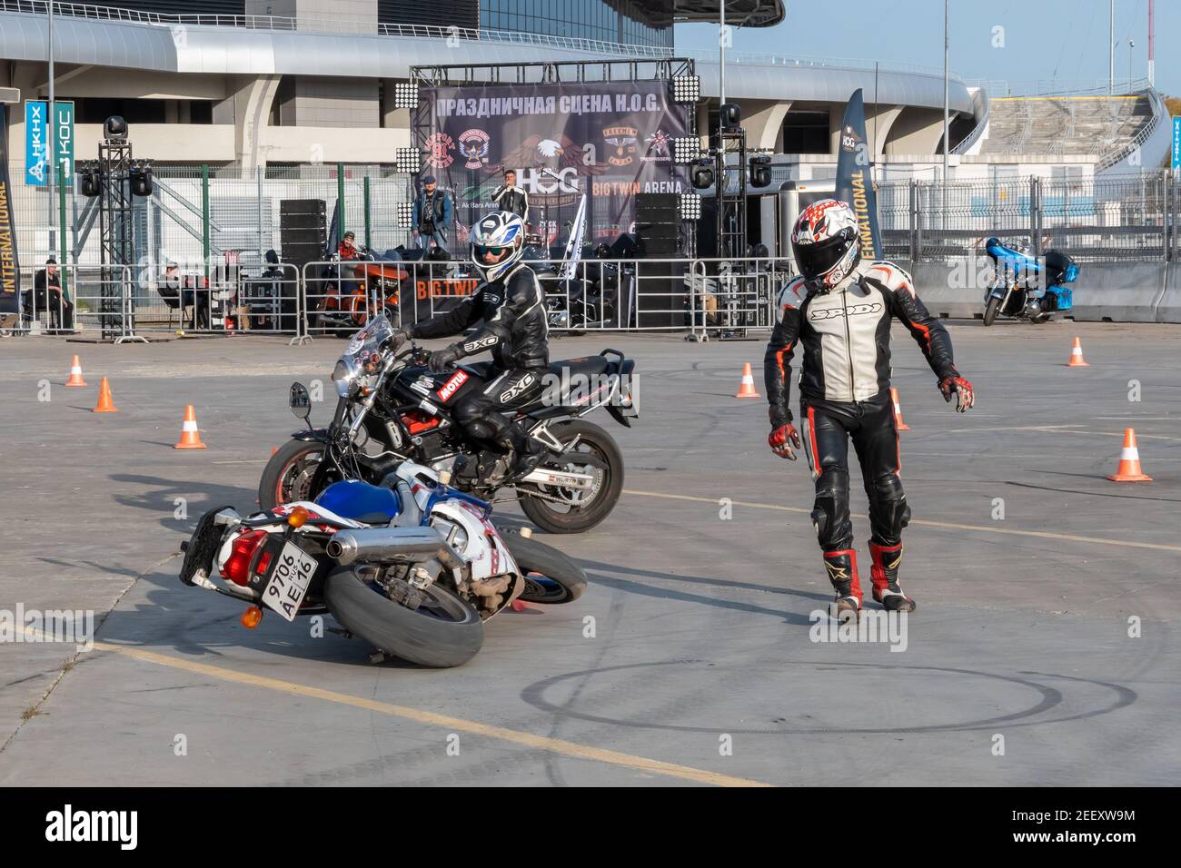 Kazan, Russie-26 septembre 2020 : Gymkhana de moto, chute d'une moto Honda sur une piste de course Banque D'Images