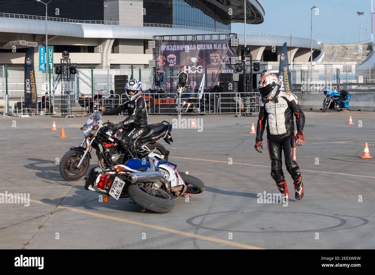 Kazan, Russie-26 septembre 2020 : Gymkhana de moto, chute d'une moto Honda sur une piste de course Banque D'Images