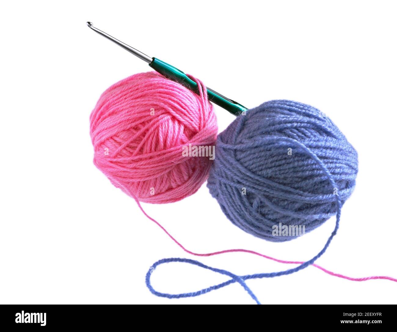 Boule de fil de laine et crochet de crochet isolés sur fond blanc. Boules de fils de laine rouge et bleu et aiguilles à tricoter. Banque D'Images