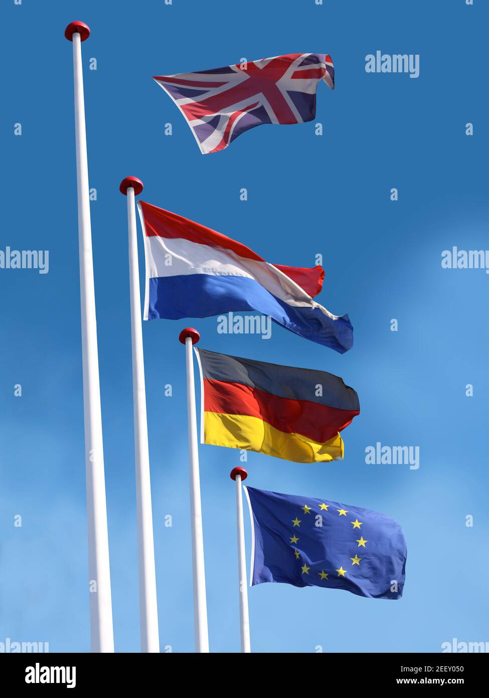 Drapeaux de la France, de l'Allemagne et de l'Union européenne sur les mâts de drapeaux. Drapeau du Kongdom Uni quitte le mât et vole loin. Concept du Brexit. Bleu Banque D'Images