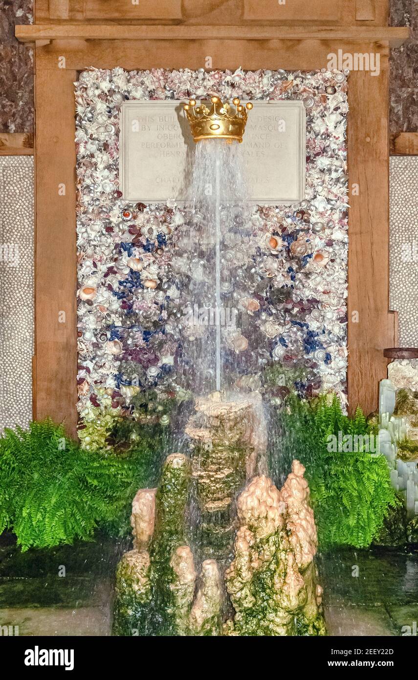 La couronne qui flotte à l'intérieur du palais Oberons au jardin Collector Earls à Arundel Castle, West Sussex, Angleterre, Royaume-Uni Banque D'Images