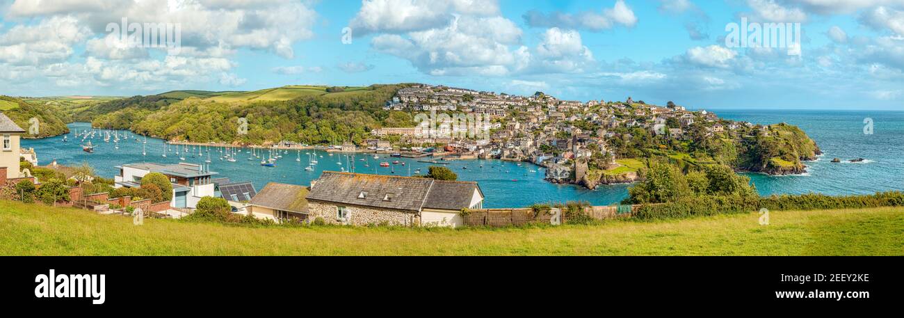 Vue panoramique depuis Fowey sur la rivière Fowey, ville côtière de Polruan, Cornouailles, Angleterre, Royaume-Uni Banque D'Images