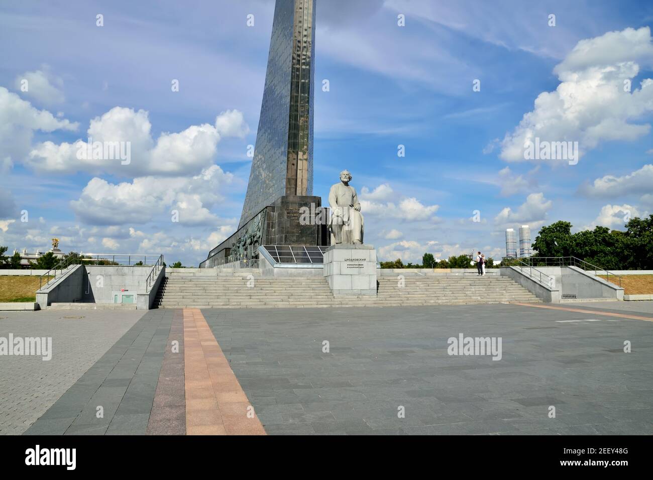 Moscou, Russie - 25 août 2020 : vue sur le monument de Konstantin Eduardovich Tsiolkovsky, fondateur du cosmonautics, dans le musée de la Cosmonautics. Banque D'Images