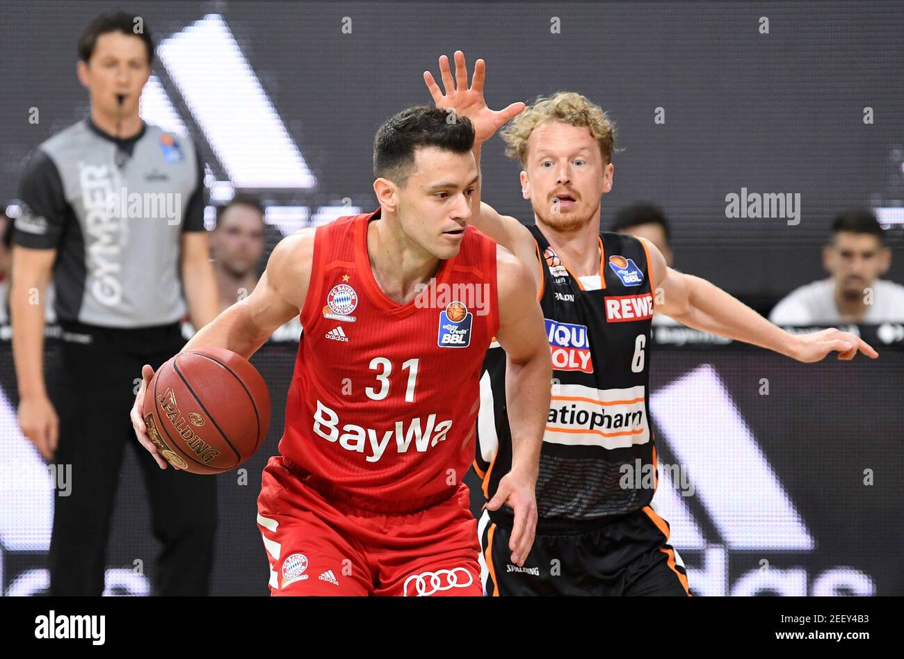 Basket-ball - Basketball Bundesliga - FC Bayern Munich / Ratiopharm Ulm - Audi Dome, Munich, Allemagne - 6 juin 2020 le Bayern Munich Mark Sisko en action avec Ulm's Per Gunther, comme le jeu reprend derrière des portes fermées après l'épidémie de la maladie du coronavirus (COVID-19) Matthias balk/Pool via REUTERS Banque D'Images