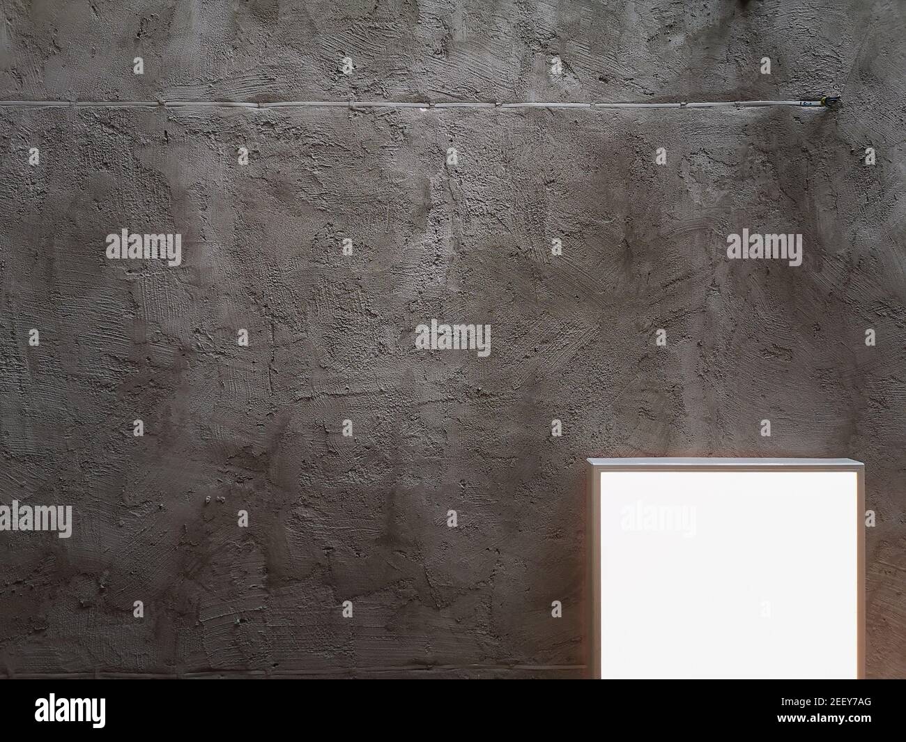 Fond de plafond en béton gris avec lampe carrée blanche Banque D'Images