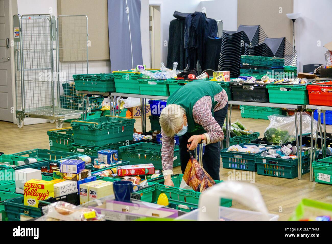 Un bénévole à une banque alimentaire Trussell Trust de Londres recueille et organise des dons alimentaires à donner aux populations locales qui vivent une pauvreté alimentaire. ROYAUME-UNI Banque D'Images