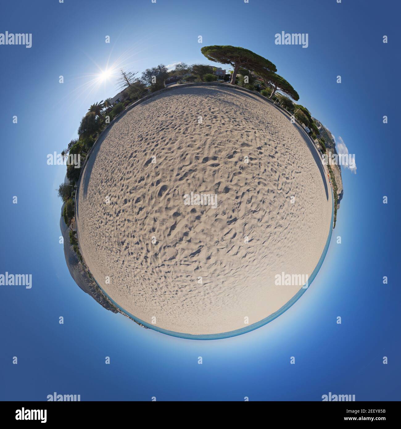 Little Sandy Planet avec des arbres contre le ciel bleu Banque D'Images