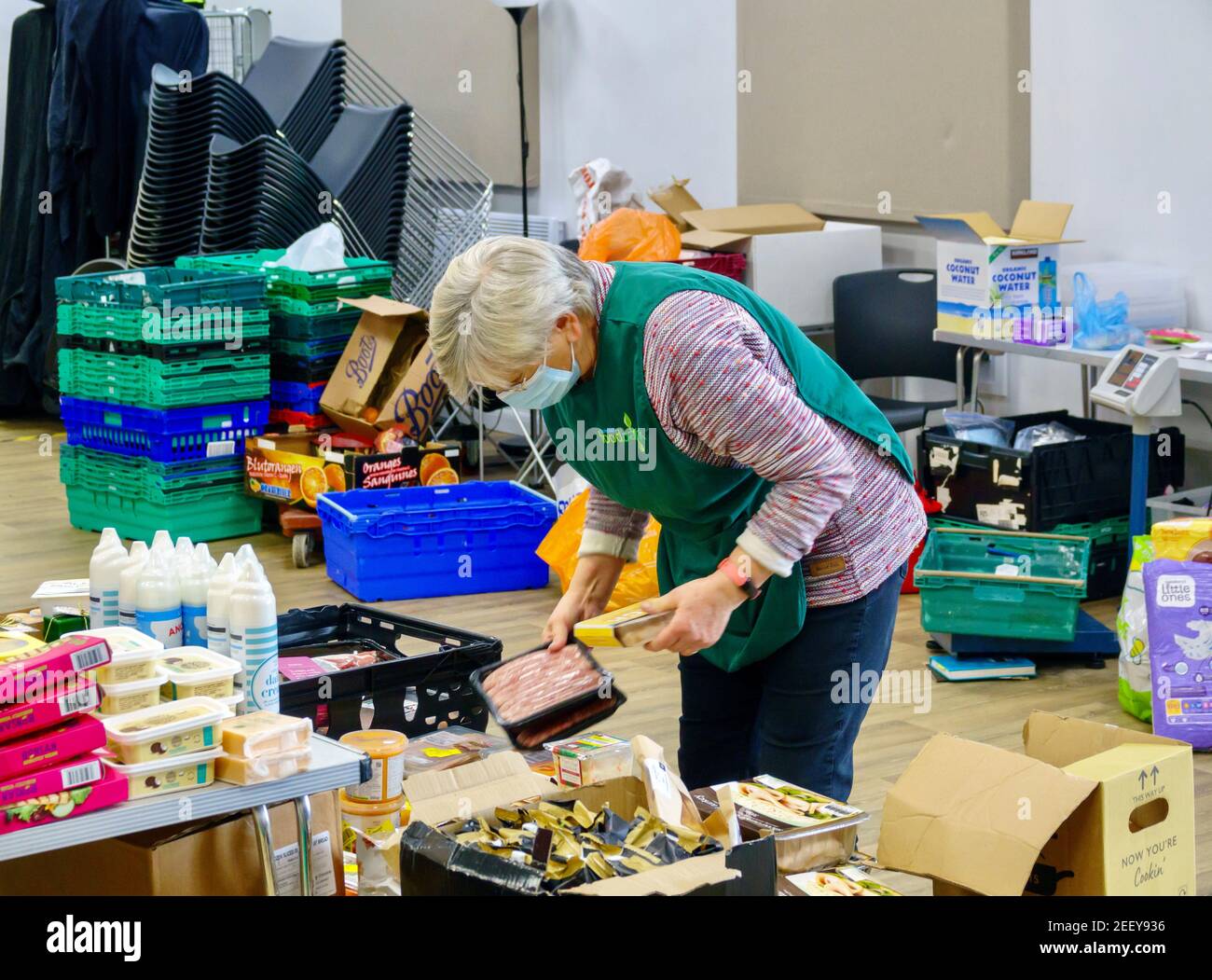 Un bénévole à une banque alimentaire Trussell Trust de Londres recueille et organise des dons alimentaires à donner aux populations locales qui vivent une pauvreté alimentaire. ROYAUME-UNI Banque D'Images