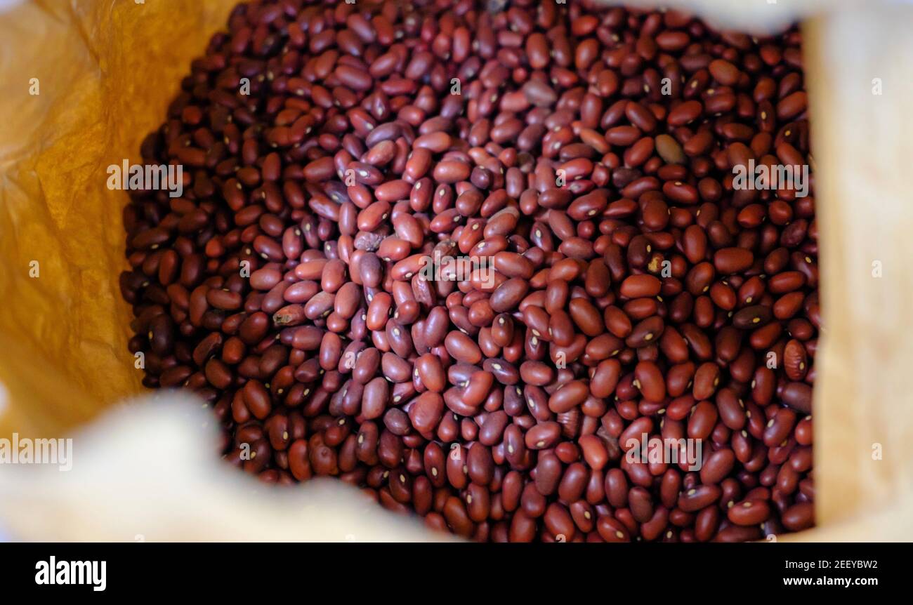 Un sac de haricots Adzuki séchés (Vigna angularis) pour un magasin de vente en vrac sans plastique, sans déchets. Banque D'Images