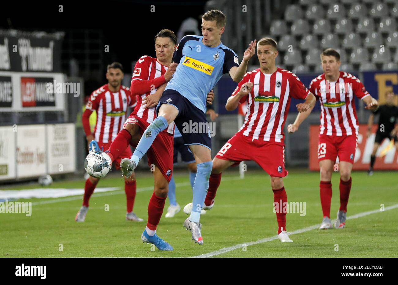 Football football - Bundesliga - SC Freiburg / Borussia Moenchengladbach - Schwarzwald-Stadion, Freiburg, Allemagne - 5 juin 2020 SC Freiburg Robin Koch en action avec Borussia Moenchengladbach Matthias Ginter, Comme le jeu reprend derrière des portes fermées après l'épidémie de la maladie du coronavirus (COVID-19) Ronald Wittek/Pool via REUTERS les règlements DFL interdisent toute utilisation de photographies comme séquences d'images et/ou quasi-vidéo Banque D'Images