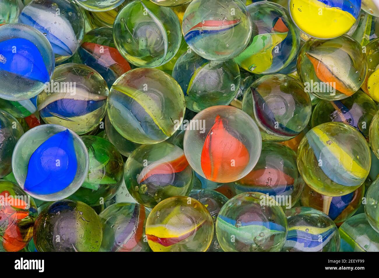 Image complète de billes de verre multicolores. Banque D'Images