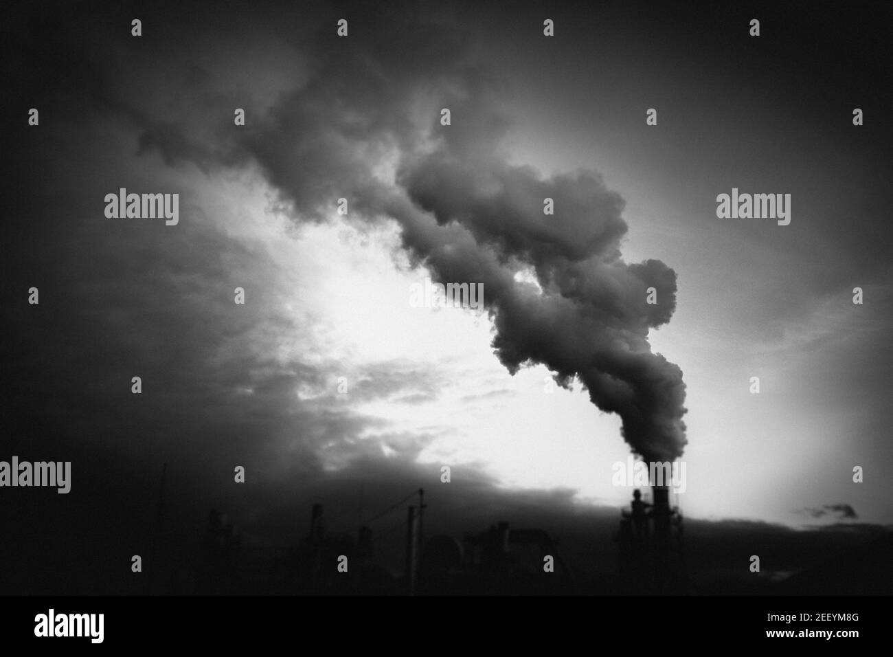 fumée sortant de l'industrie de la cheminée d'usine et du réchauffement de la planète Banque D'Images
