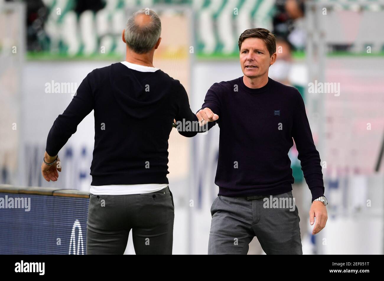 Football football - Bundesliga - VfL Wolfsburg / Eintracht Frankfurt - Volkswagen Arena, Wolfsburg, Allemagne - 30 mai 2020 Eintracht Frankfurt coach Adi Hutter et Wolfsburg coach Oliver Glasner après le match, Comme le jeu reprend derrière des portes fermées après l'épidémie de la maladie du coronavirus (COVID-19) Swen Pfortner/Pool via REUTERS DFL les règlements interdisent toute utilisation de photographies comme séquences d'images et/ou quasi-vidéo Banque D'Images