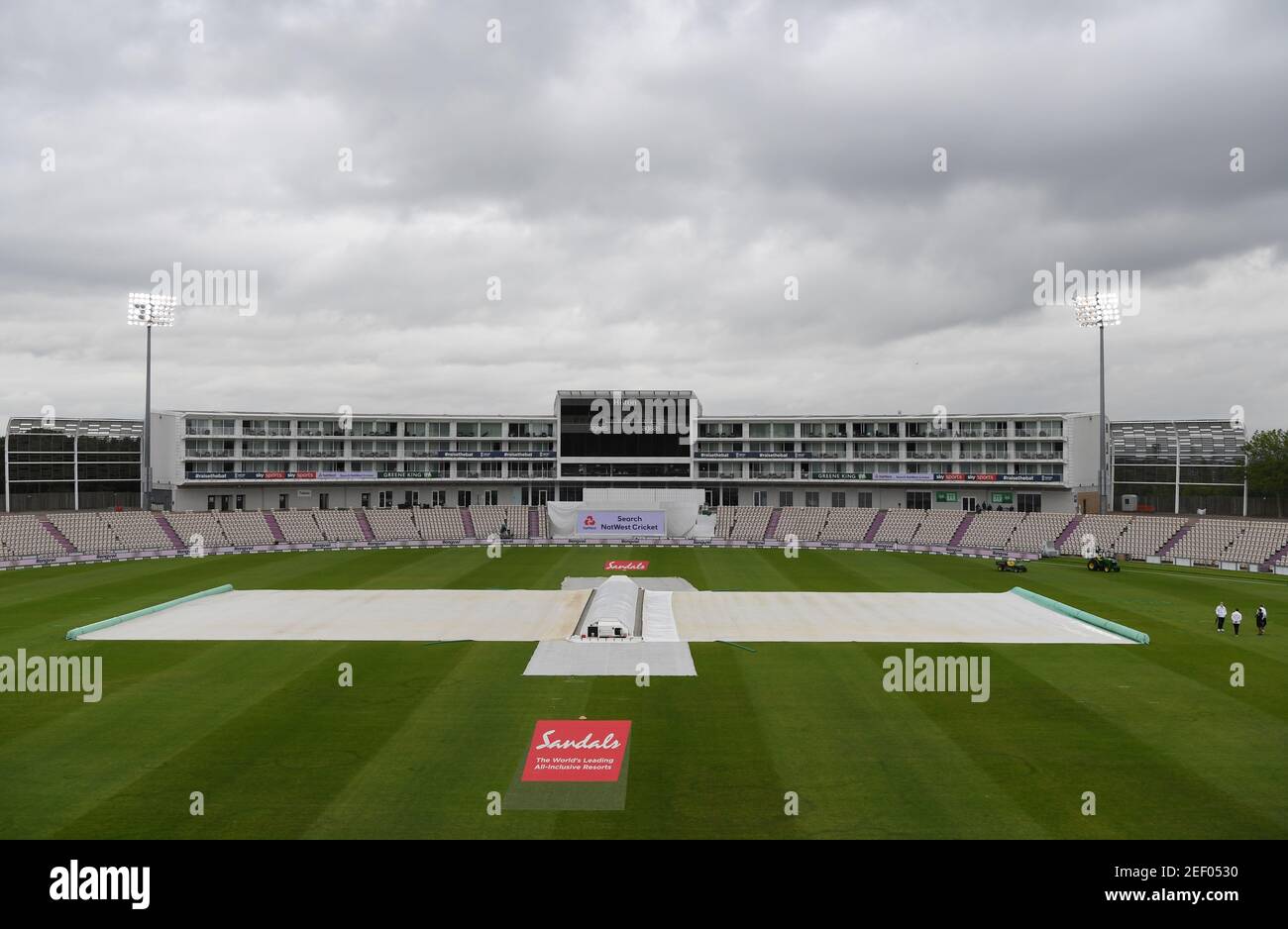 Cricket - First Test - England v West Indies - Rose Bowl Cricket Stadium, Southampton, Royaume-Uni - 8 juillet 2020 UNE vue générale du terrain couvert par un retard de pluie, alors que le cricket reprend derrière des portes fermées après l'épidémie de coronavirus (COVID-19) Mike Hewitt/Pool via REUTERS Banque D'Images