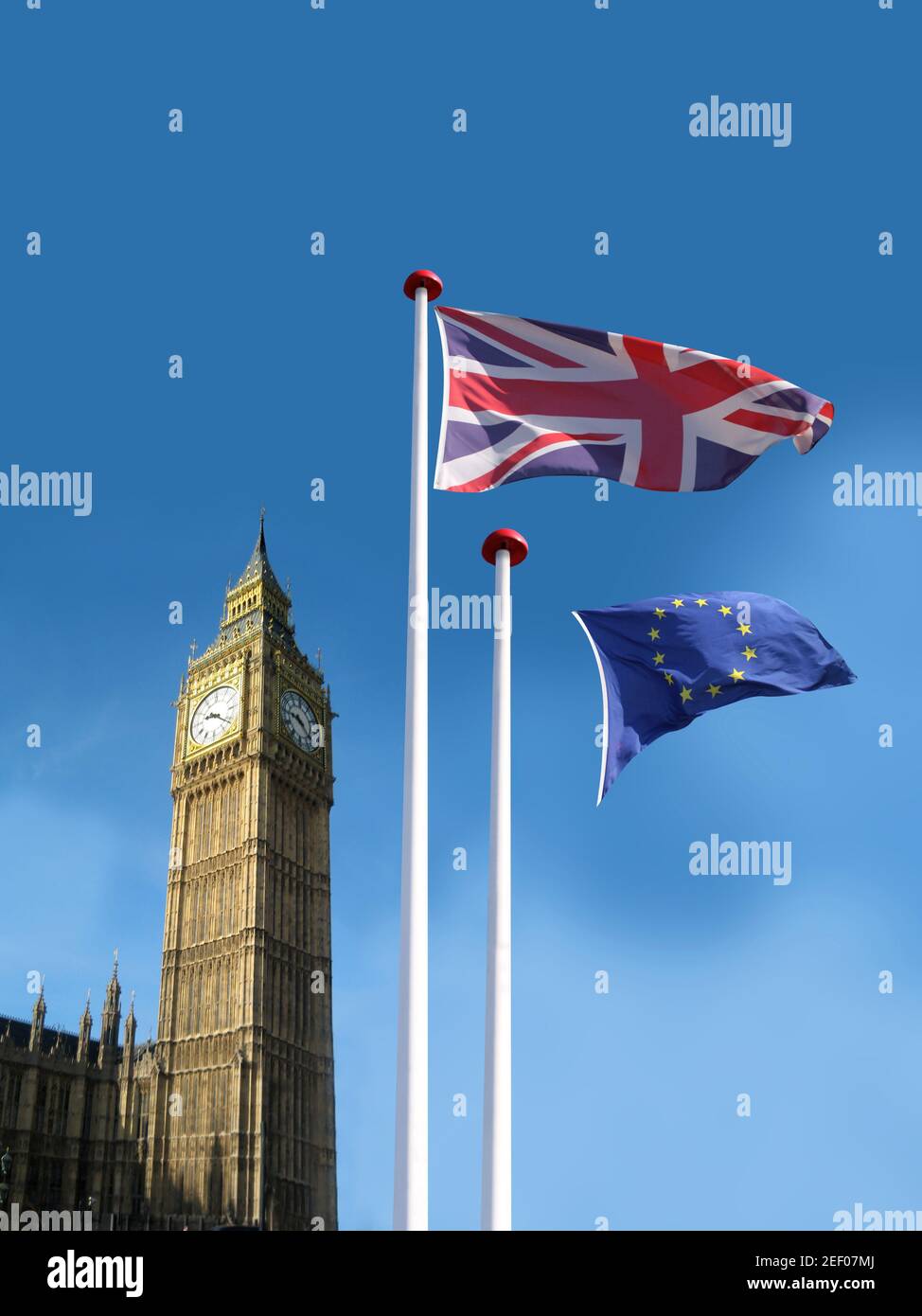 Les mâts de drapeaux en face de la tour d'horloge de Big Ben à Londres avec Drapeau og le Royaume-Uni et l'Union européenne drapeau quittant le flagpoleet soufflant Banque D'Images