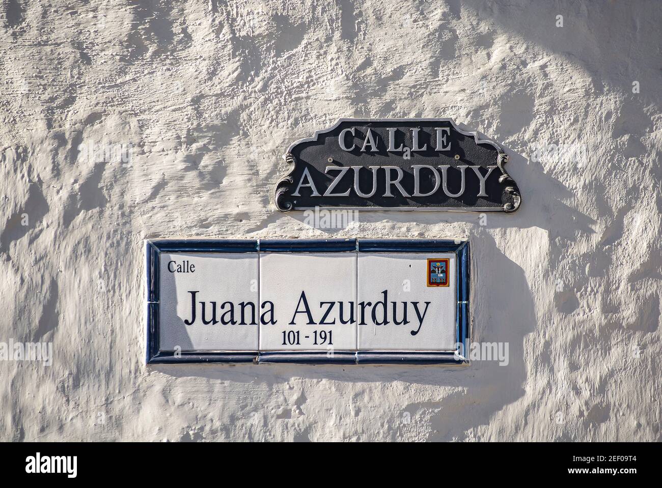 SUCRE, BOLIVIE - 19 JUILLET 2016 : gros plan du panneau de rue Juana Azurduy sur un mur blanc à sucre, Bolivie. Juana Azurduy était l'une des plus importantes Banque D'Images