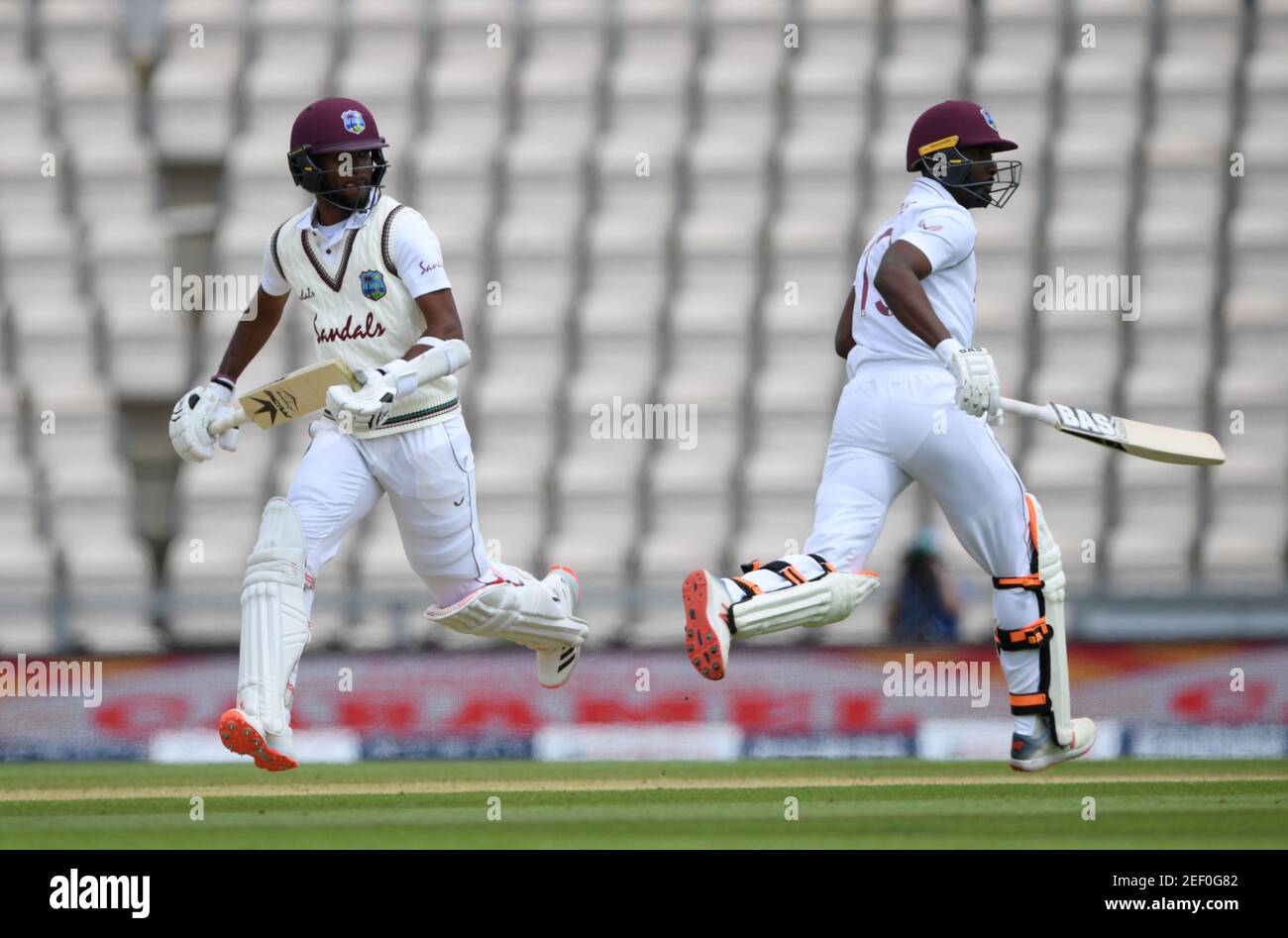 Cricket - Premier test - Angleterre v Antilles - Rose Bowl Cricket Stadium, Southampton, Grande-Bretagne - le 10 juillet 2020 West Indiess' Kraigg Brathwaite et Shamarh Brooks en action, alors que le jeu reprend derrière des portes fermées à la suite de l'épidémie de coronavirus (COVID-19) Mike Hewitt/Pool via REUTERS Banque D'Images