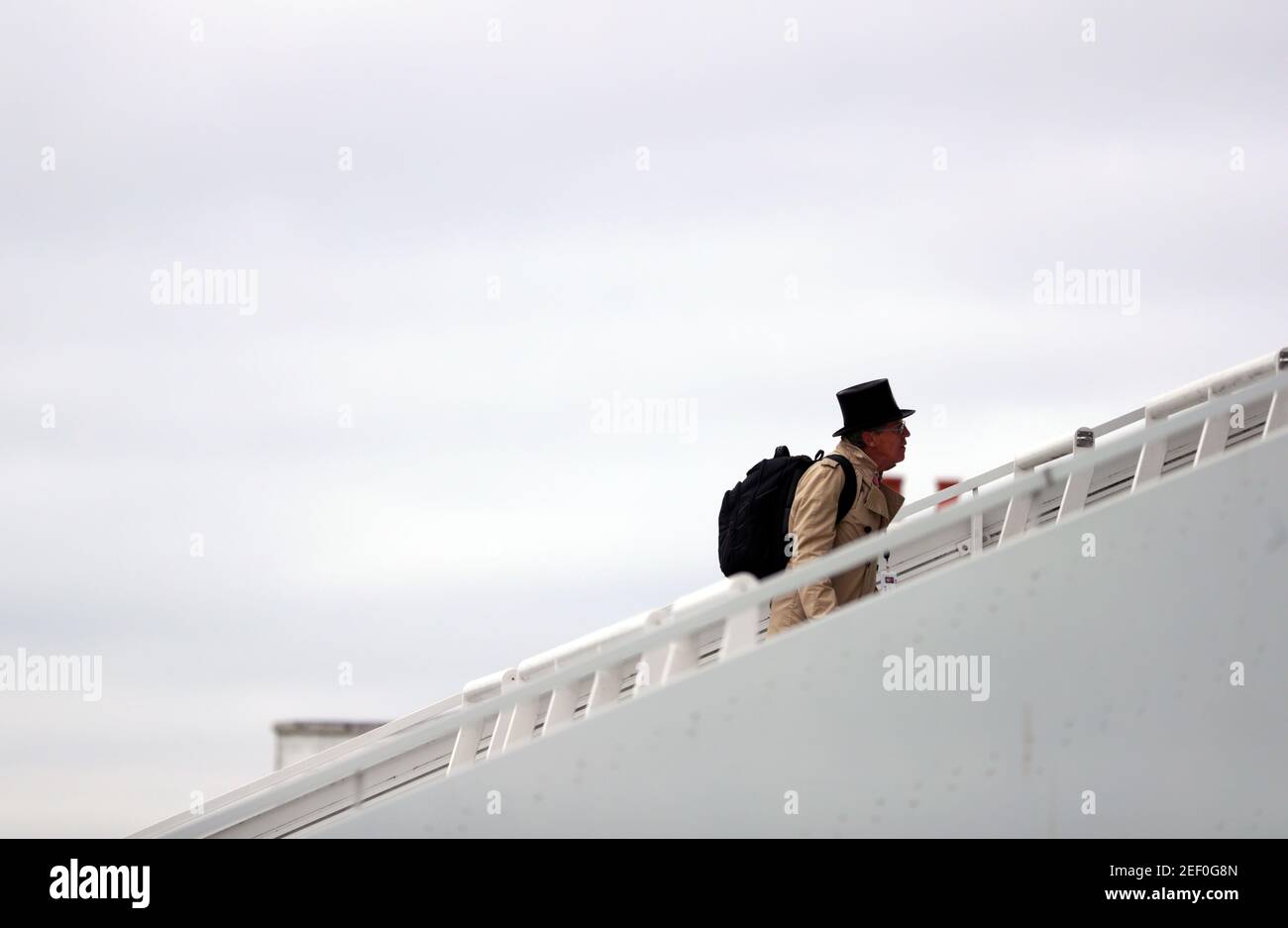 Courses hippiques - Derby Festival - Epsom Downs Racecourse, Epsom, Grande-Bretagne - 4 juillet 2020 le journaliste britannique de courses hippiques, Brough Scott, porte un chapeau de haut lorsqu'il arrive à Epsom Racecourse, alors que les courses ont repris derrière des portes fermées après le déclenchement de la maladie du coronavirus (COVID-19) David Davies/Pool via REUTERS Banque D'Images