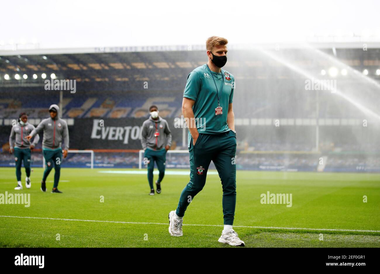 Football football - Premier League - Everton v Southampton - Goodison Park, Liverpool, Grande-Bretagne - le 9 juillet 2020 Stuart Armstrong de Southampton sur le terrain avant le match, comme la pièce reprend derrière des portes fermées après l'épidémie de la maladie du coronavirus (COVID-19) Clive Brunskill/Pool via REUTERS USAGE ÉDITORIAL EXCLUSIF. Aucune utilisation avec des fichiers audio, vidéo, données, listes de présentoirs, logos de clubs/ligue ou services « en direct » non autorisés. Utilisation en ligne limitée à 75 images, pas d'émulation vidéo. Aucune utilisation dans les Paris, les jeux ou les publications de club/ligue/joueur unique. Veuillez contacter votre représentant de compte pour f Banque D'Images