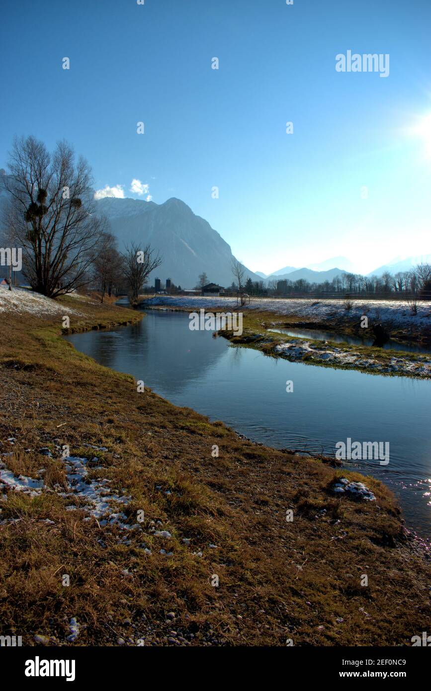 Paysage rural avec une petite rivière à Vaduz au Liechtenstein 7.1.2021 Banque D'Images