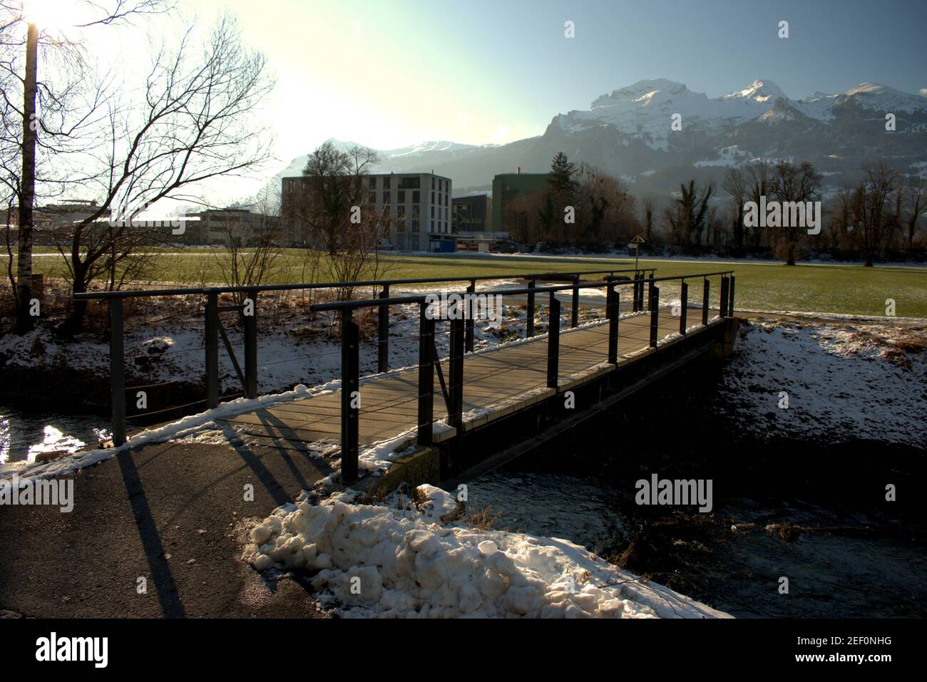 Paysage rural avec une petite rivière à Vaduz au Liechtenstein 7.1.2021 Banque D'Images