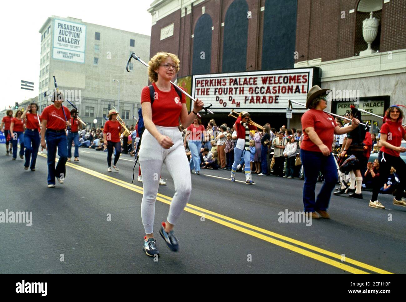 Les marcheurs dans la 4ème Parade annuelle Doo Dah à Pasadena, CA Banque D'Images